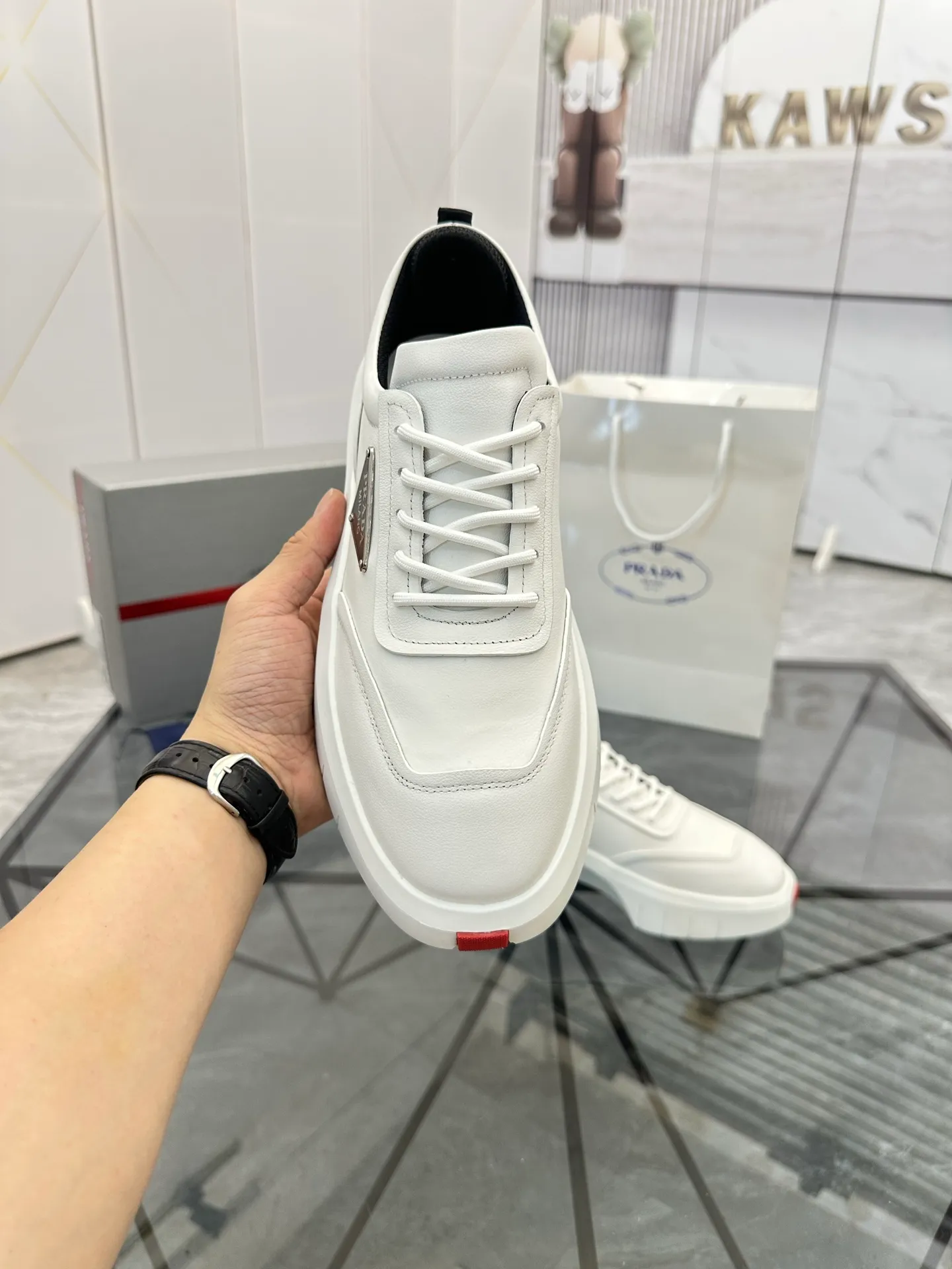 Selling men's shoes 💰: 💰P560¥ High-end top quality Product trademark: Prada * "Prada*" low-top casual shoes Regular size: 35-45 (can be customized to 46) Couple style Product material: imported first-layer cowhide leather upper, breathable lining, original outsole. No.: H201